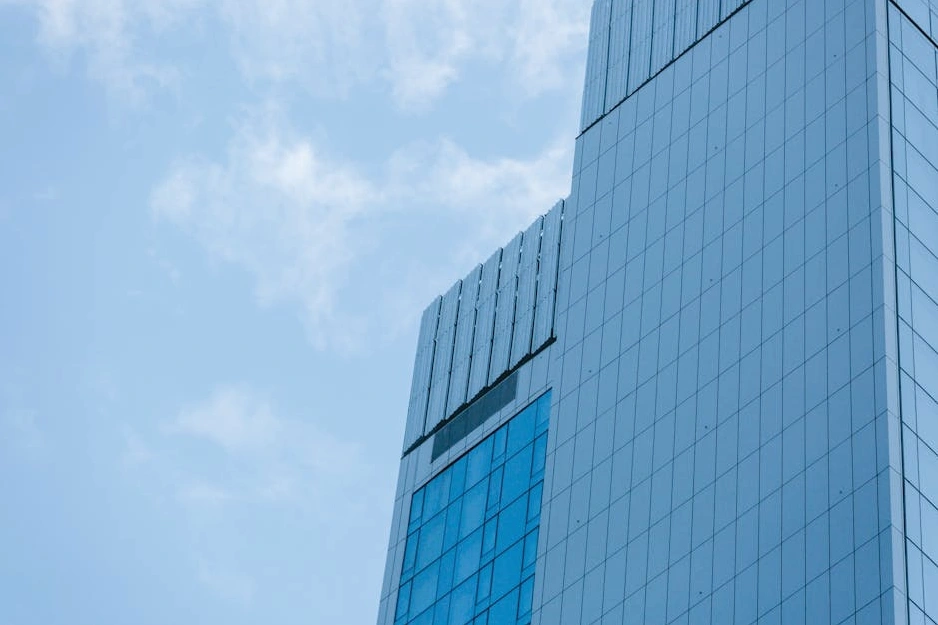 Modern bir ofis binasının dış cephesi